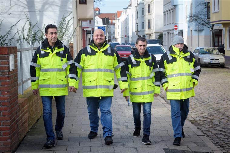 Diese Männer sind die "Umweltengel" von Bremerhaven-Lehe Die vier Umweltwächter sind in lehe unterwegs (von links): Fanar Hamo, Mustafa Yilmaz, Joan Hussein und Klaus Platter. Foto: Masorat