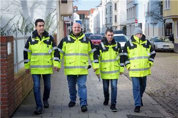 Die vier Umweltwächter sind in lehe unterwegs (von links): Fanar Hamo, Mustafa Yilmaz, Joan Hussein und Klaus Platter. Foto: Masorat