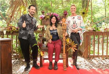Visagistin Djamila Rowe sitzt mit ihrer Krone nach dem Sieg beim RTL-Dschungelcamp 2023 auf ihrem Thron neben der Moderatorin Sonja Zietlow (r) und Moderator Jan Köppen.