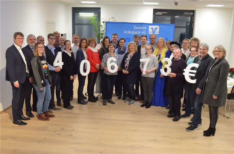 Zeven: Volksbank verschenkt 40.000 Euro für gute Zwecke Die Volksbank in Zeven hat gut 40.000 Euro an Vereine und Institutionen ausgeschüttet. Zur offiziellen Übergabe kamen einige Vertreter der Empfänger.