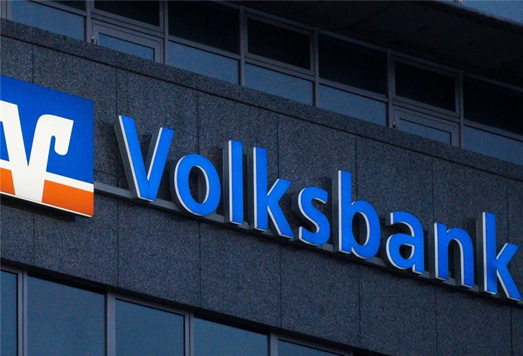 Kampf gegen Corona: Volksbank schließt ab Montag mehrere Filialen Das Logo der Volksbank ist auf einem Gebäude in der Innenstadt zu sehen.