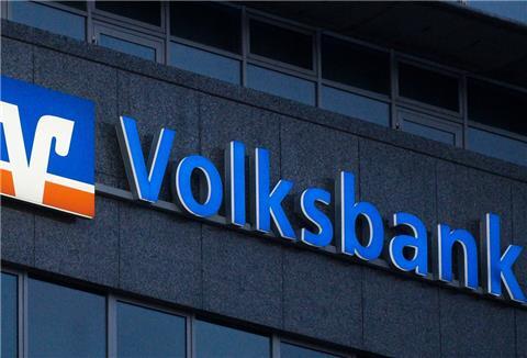 Das Logo der Volksbank ist auf einem Gebäude in der Innenstadt zu sehen.