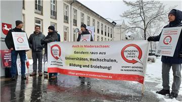 Die Volksinitiative demonstriert vor der Staatskanzlei. 