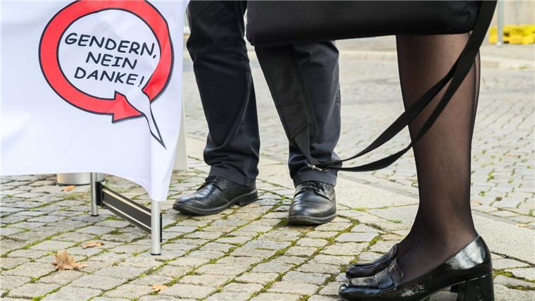 Protestaktion gegen Gendern vor der Staatskanzlei Die Volksinitiative „Stoppt Gendern in Niedersachsen“ sammelt seit März 2024 Unterschriften. (Archivbild)