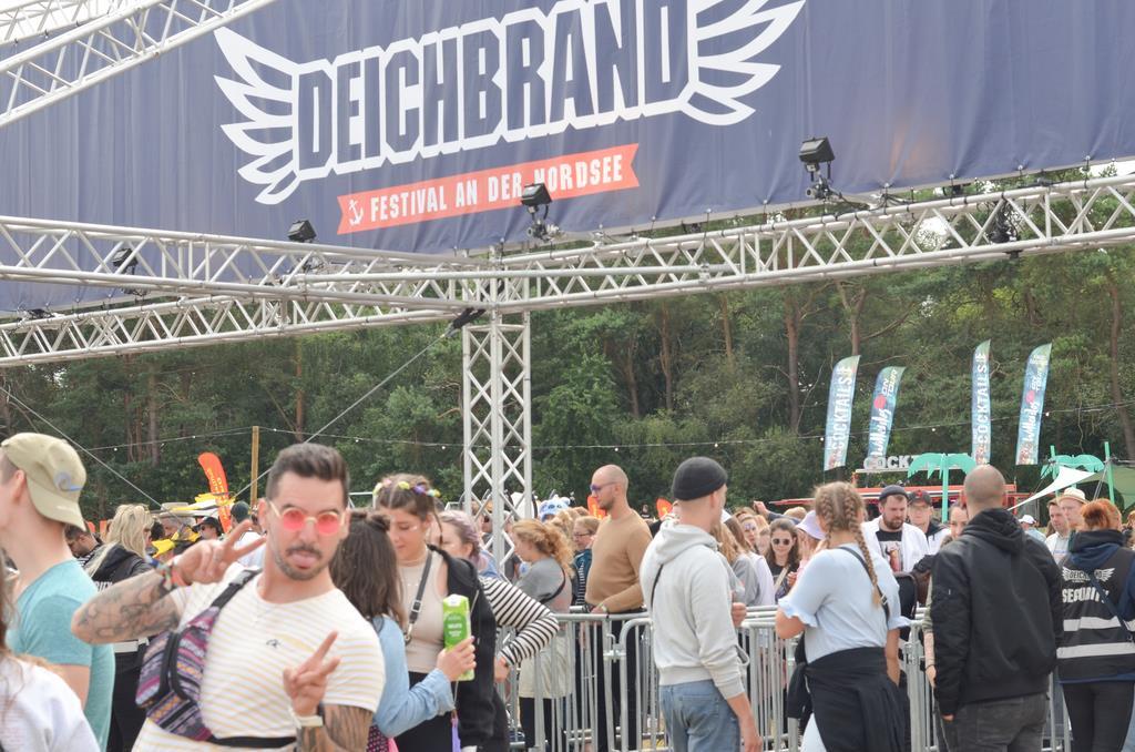 Die volle Dröhnung Musik gibt es auf dem Infield beim Deichbrand. Die Festivalfa...
