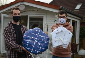 Die Volontäre Jannik Sauer (links) und Florian Zinn haben ihre Geschenke um die Wette eingepackt. Sie hatten 13 Minuten Zeit einen Kranz und einen Stern einzupacken.