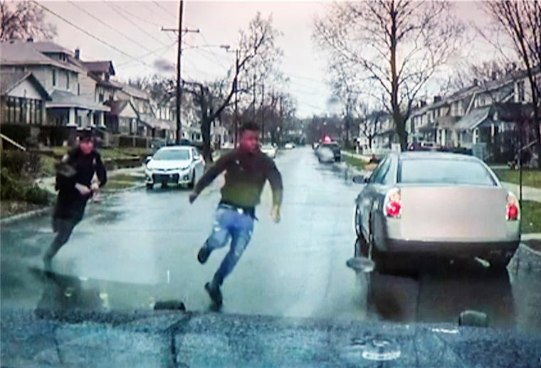 Schwarzer stirbt bei brutalem Polizeieinsatz in den USA Die vom Grand Rapids Police Department zur Verfügung gestellte Aufnahme zeigt, wie ein Polizeibeamter in Grand Rapids Patrick Lyoya verfolgt und ihn erschießt.