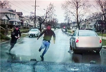 Die vom Grand Rapids Police Department zur Verfügung gestellte Aufnahme zeigt, wie ein Polizeibeamter in Grand Rapids Patrick Lyoya verfolgt und ihn erschießt. 