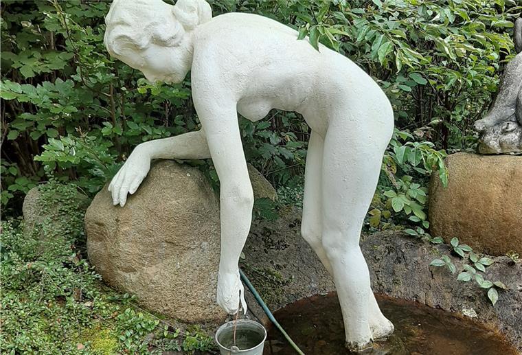 Thieles Wasserschöpferin in Sievern aufgetaucht Die von den Gebrüdern Thiele gestaltete Figur der Wasserschöpferin steht heute auf dem Gelände eines Gartenvereins in Sievern.