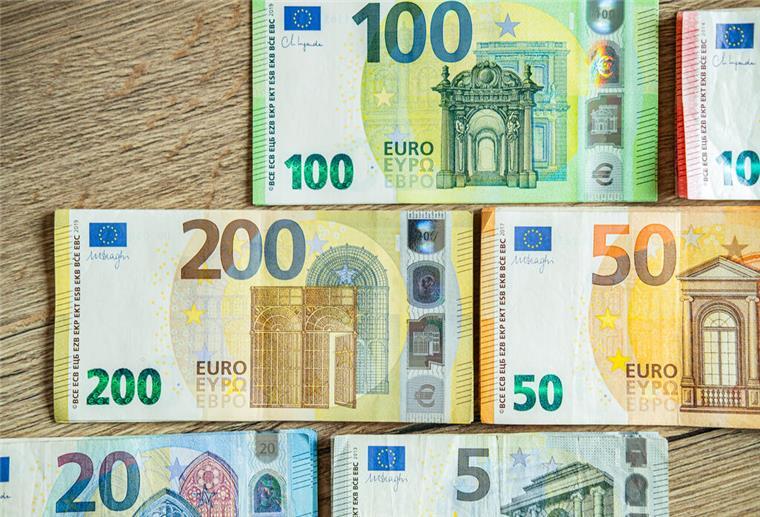 Geldscheine liegen auf einem Tisch. Die von der Regierung geplante Aktivrente stößt auf Kritik. Sozialverbände warnen vor ungleichen Belastungen und bezweifeln, dass die Reform den Arbeitsmarkt tatsächlich entlastet.