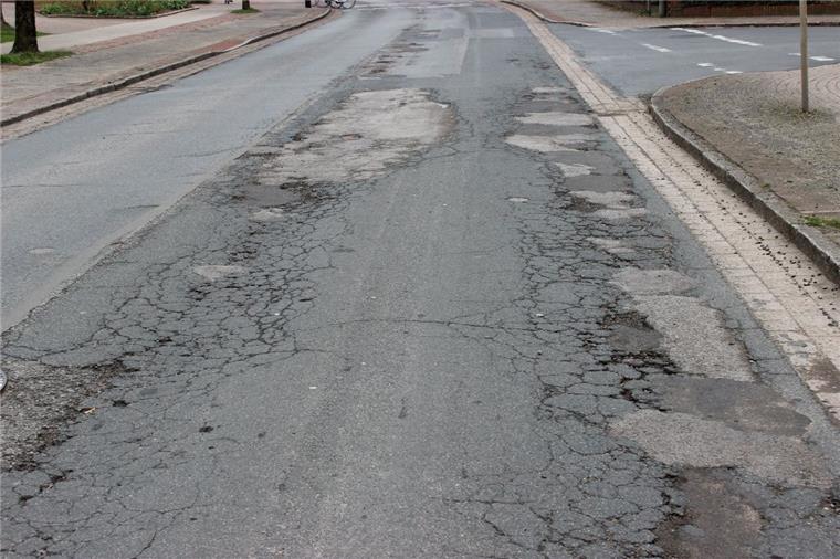 Zeven: In die Sanierung Auf dem Quabben kommt Bewegung Die von der Verwaltung favorisierte Ausbauvariante des Quabbens sieht einen beidseitigen kombinierten Geh- und Radweg bis zur Einmündung der Straße Hoftohorn vor, also eine Lösung ähnlich, wie sie in der Bahnhofstraße praktiziert wurde.