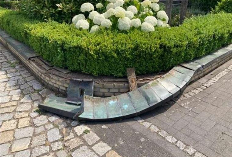 Gartenmauer beschädigt: Sittenser Polizei klärt Unfallflucht Die von einem Sattelzug beschädigte Grundstücksmauer. Der Verursacher setzte seine Fahrt fort.