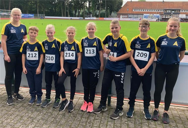 Anneke Wachtendorf Regionsmeisterin im 2000-Meter-Lauf Die von Emma Bartels (links) und Jule Wachtendorf (rechts) betreuten Nordenhamer Kinder freuten sich auf den ersten Wettkampf seit eineinhalb Jahren.