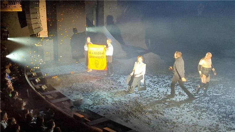 Die von Just Stop Oil via PA zur Verfügung gestellte Aufnahme zeigt die Klimaaktivisten bei der Aktion im Theater.
