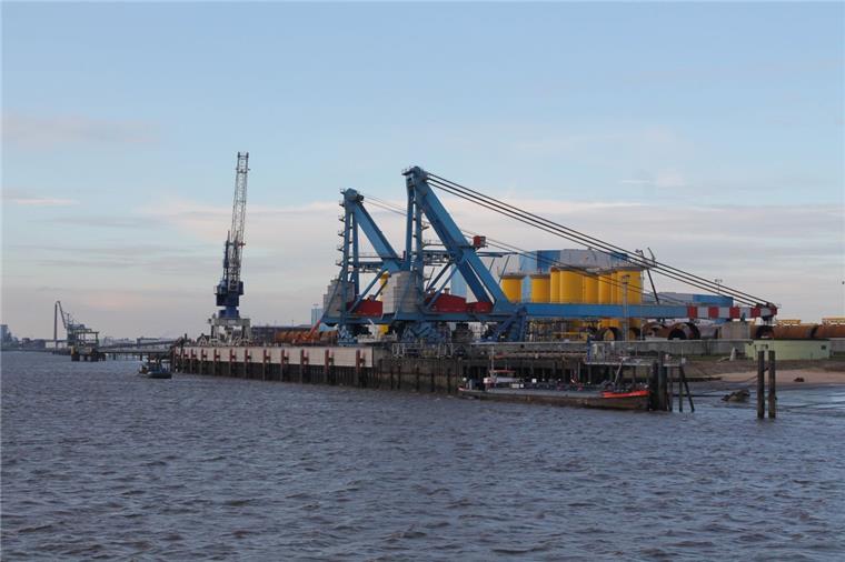 Stadt Nordenham saniert die Kronos-Pier in Blexen Die von Kronos Titan genutzte städtische Pier in Blexen (der vordere Teil vor Steelwind) ist stark sanierungsbedürftig.