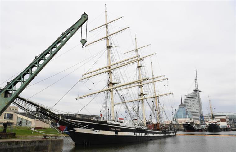 Ein historisches Segelschiff liegt in Bremerhaven.