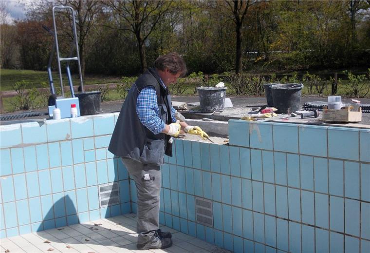 Lubibad Lunestedt: Saison gerade noch gerettet Die Vorbereitungen für die Eröffnung am 21. Mai laufen. Frank Riethmüller ersetzt einige Fliesen im Lubibad. Sie sind nur noch schwer zu bekommen und müssen mit Kleber repariert werden. Inzwischen ist das Becken mit Wasser gefüllt. Foto Plesse