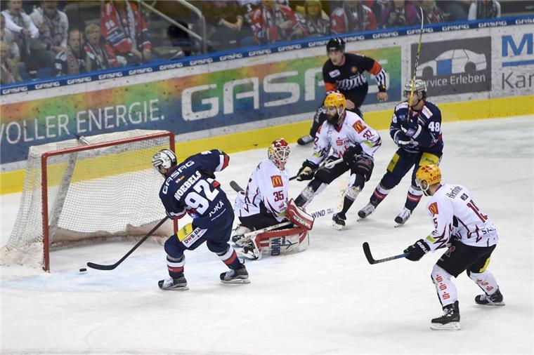 Die Vorentscheidung:  Marcel Noebels  erzielt das 3:0 für die Eisbären Berlin gegen die Fischtown Pinguins.