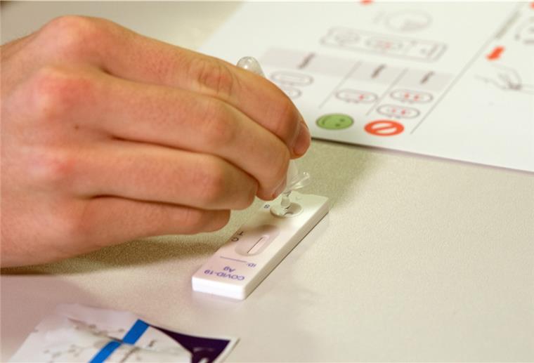 Schulen wollen Corona-Tests nach Hause verlegen Die Vorgaben für die Corona-Selbsttests bei Schülern und Lehrern stoßen auf Widerstand.