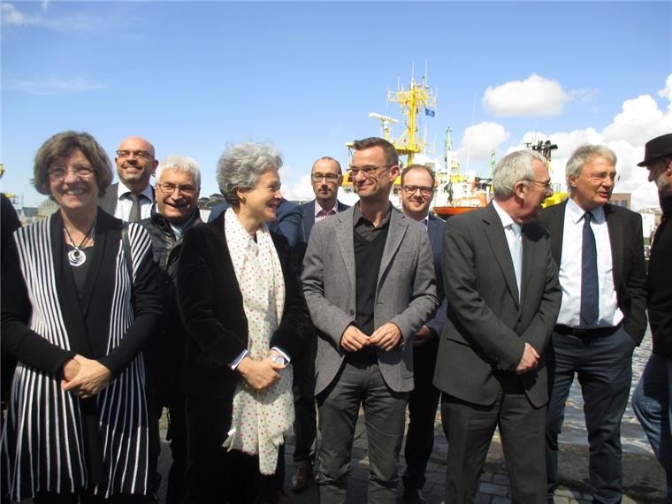 Deutscher Städtetag in Bremerhaven Die Vorsitzende des Bildungsausschusses im Deutschen Städtetag, Dr. Agnes Klein (vorne links) aus Köln, plaudert während der Tagung am Fischereihafen mit Bremerhavens Schulstadtrat Michael Frost (vorne rechts).