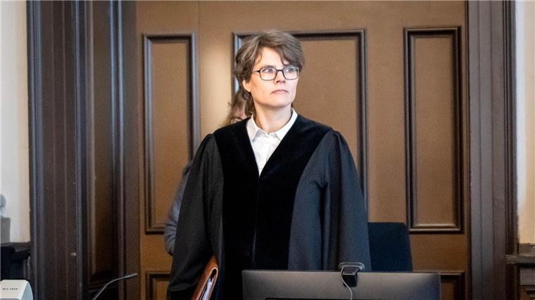 Die Vorsitzende Richterin trennte das Verfahren gegen den dritten Angeklagten ab.