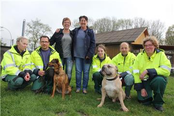 Die Vorsitzenden Birgit Block (links stehend) und Ute Liebenthal (rechts stehend) sowie die Mitarbeiter vom Cuxhavener Tierheim blicken positiv in die Zukunft: (von links) Alina, Marcus, Jasmina, Roman und Denise mit den beiden Fundhunden
Loli (links) und Sascha (rechts).  