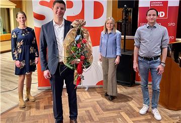 Die Vorsitzenden der SPD-Unterbezirke Rotenburg, Ina Helwig (links) und Nils Bassen (rechts), und Verden, Dörte Liebetruth, gratulieren Tobias Koch zur Nominierung.