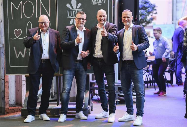 Die vier Vorstandsmitglieder der Volksbank heben den Daumen