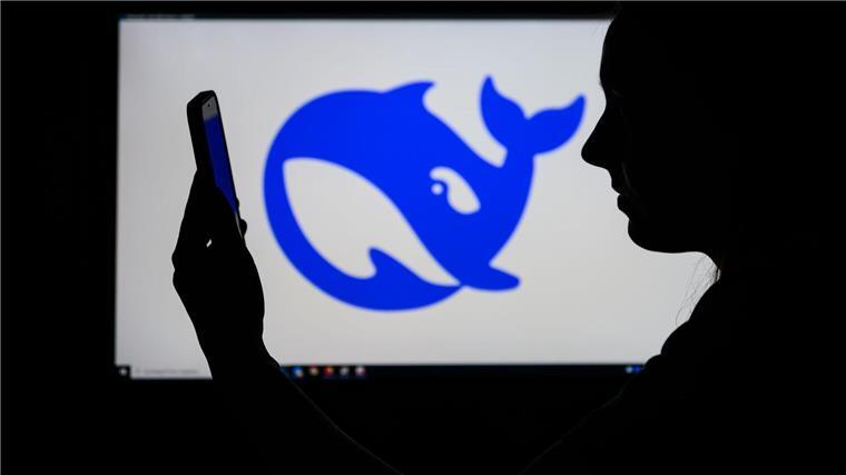 Enorme Sicherheitsbedenken gegen chinesische KI DeepSeek Die Vorstellung der chinesischen KI DeepSeek Ende Januar schockierte die etablierte US-Konkurrenz und löste ein Börsenbeben aus. Cybersicherheitsfachleute halten die Anwendung für bedenklich, die italienische Datenschutzbehörde hat DeepSeek auf den Index gesetzt. (Foto: Illustration)