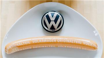 Die VW-Currywurst ist nicht nur in den Werkskantinen erhältlich, sondern auch in vielen Supermärkten. (Archivfoto)