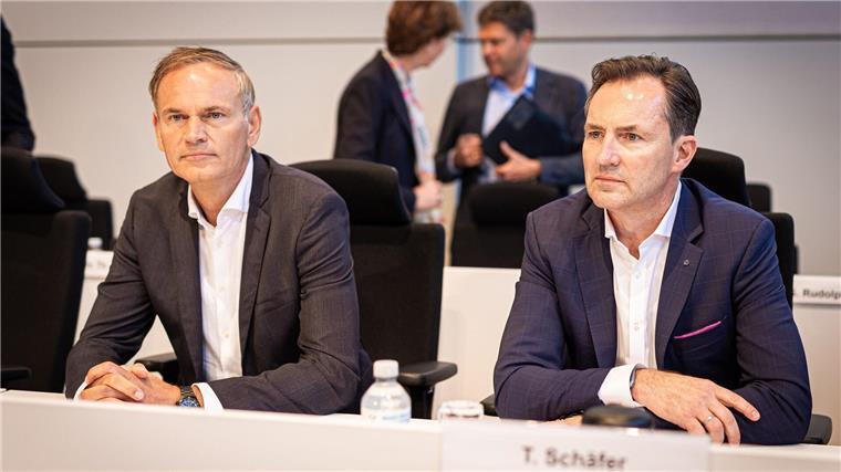 Autoindustrie „im Sturzflug“ - VW-Krise zieht Kreise Die VW-Vorstände Oliver Blume (l) und Thomas Schäfer verteidigen ihre jüngsten Sparpläne.
