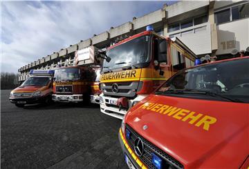 Feuerwehrautos vor der Wache Hexenbrücke abgestellt.