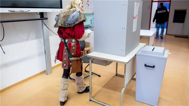 Dinosaurier und Co wählen vor dem Karneval Die Wählerin Linda kostümiert sich als Wikingerin.