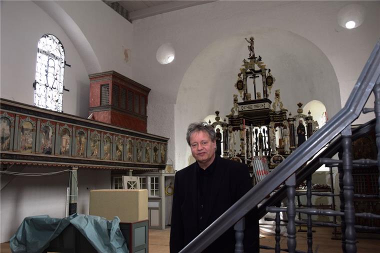 St.-Laurentius-Kirche in Langwarden erstrahlt in neuem Glanz Die Wände der Langwarder Kirche erstrahlen in frischem Weiß. Doch noch ist einiges zu tun, wie Pastor Mario Testa berichtet.