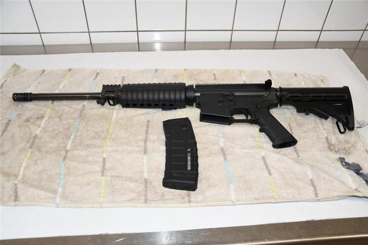 Verstoß gegen Waffen- und Kriegswaffenkontrollgesetz - 43-Jähriger festgenommen Die Waffen des 43-Jährigen wurden sichergestellt.