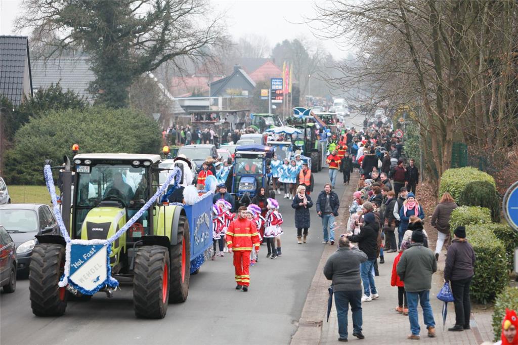 Die Wagen ziehen durch den Ort. Karneval in Wehdel 2018. Foto: Kai-Martin Ulrich
