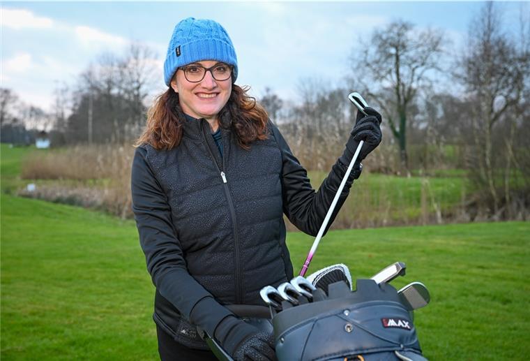 Golfen: Ein Sport auch für den kleinen Geldbeutel Eine Frau mit einem Golfschläger in der Hand.