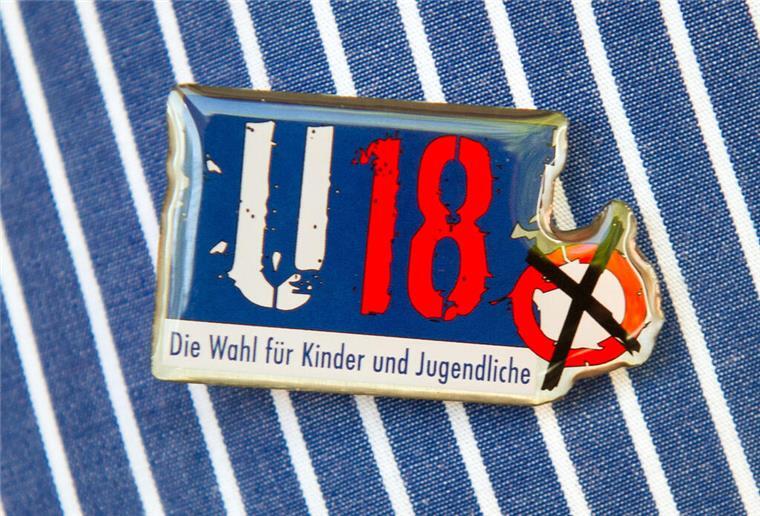 Ein Schüler der Gustave Eiffel Schule in Berlin trägt am 16.05.2014 beim Bildungsprojekt «U-18-Europawahl» einen Anstec