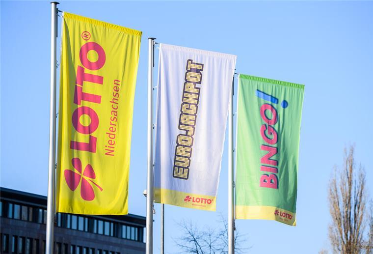 Gewinner aus Niedersachsen knackt höchsten Bingo-Jackpot aller Zeiten Fahnen von Lotto, Eurojackpot und Bingo wehen an der Zentrale von Lotto Niedersachsen.