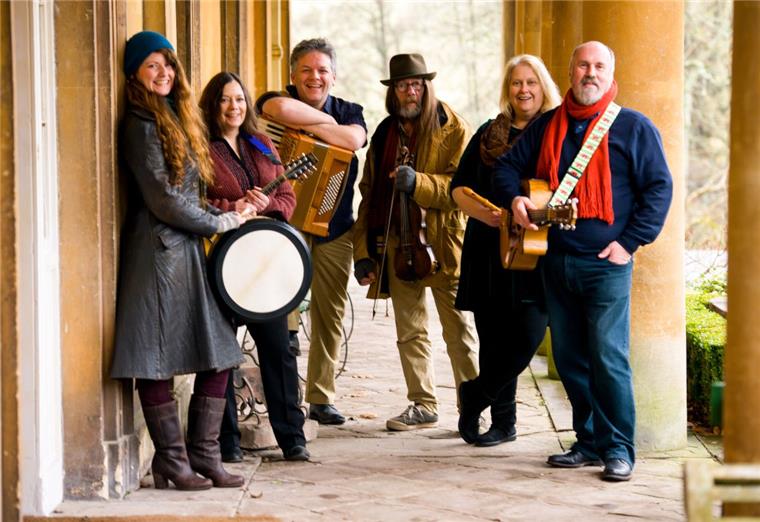 Die walisische Band Allan Yn Y Fan spielt heute in Thieles Garten keltische Musik.