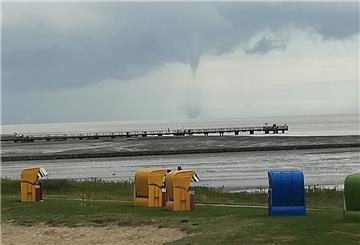 Die Wasserhose vor der Küste von Burhave.