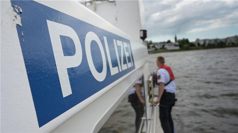 Weggeworfener Seenotsender löst Großeinsatz aus Die Wasserschutzpolizei im Einsatz.
