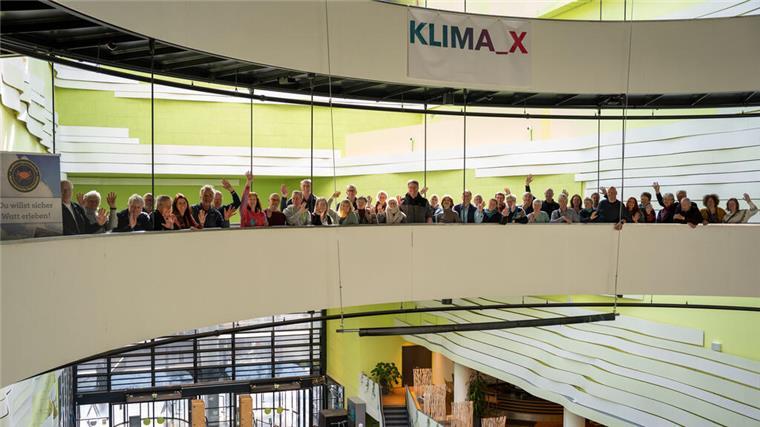 Klimahaus-Besuch: Wattführer erleben Klimawandel hautnah und tauschen sich aus Viele Menschen sind im Klimahaus Bremerhaven zu sehen. Wattführer entdecken bei einem Besuch die Klimazonen im Klimahaus Bremerhaven.