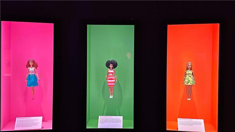 Pink ist mehr als eine Farbe: 65 Jahre Barbie-Hype Die wechselnde Mode ist stets ein wichtiges Thema bei Barbie.