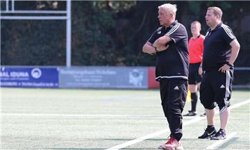 Die Wege von Gerold Steindor (links) und Jürgen Damsch haben sich beim Tabellenletzten der Fußball-Landesliga getrennt. Damsch ist nicht mehr Trainer beim SV Brake.