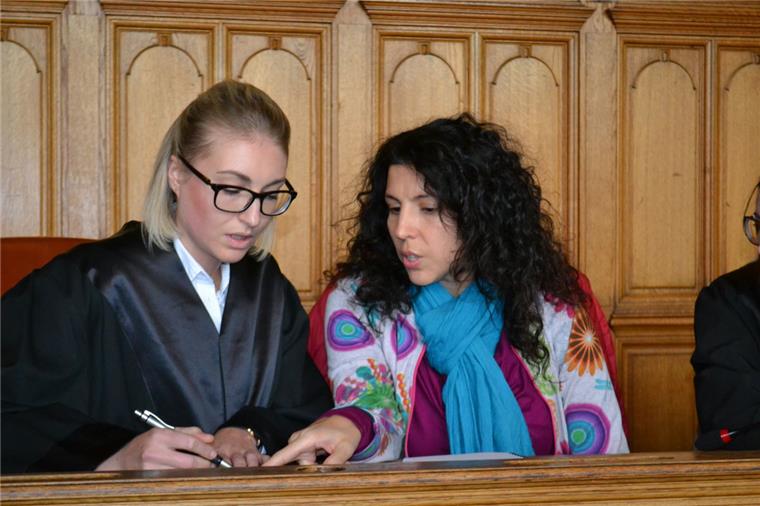 Die wegen schweren Pflegebetrugs im großen Stil angeklagte Gülsen Sariergin ist am Donnerstag vorläufig gegen strenge Auflagen trotz Fluchtgefahr auf freien Fuß gesetzt worden.
