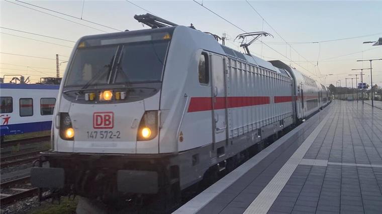 Ein Inter-City-Zug steht im Bahnhof Bremerhaven-Lehe.