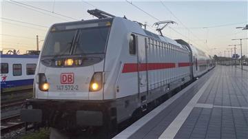 Ein Inter-City-Zug steht im Bahnhof Bremerhaven-Lehe.