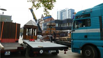 Die Weihnachtspyramide wird in der "Bürger" in Bremerhaven schon aufgestellt.