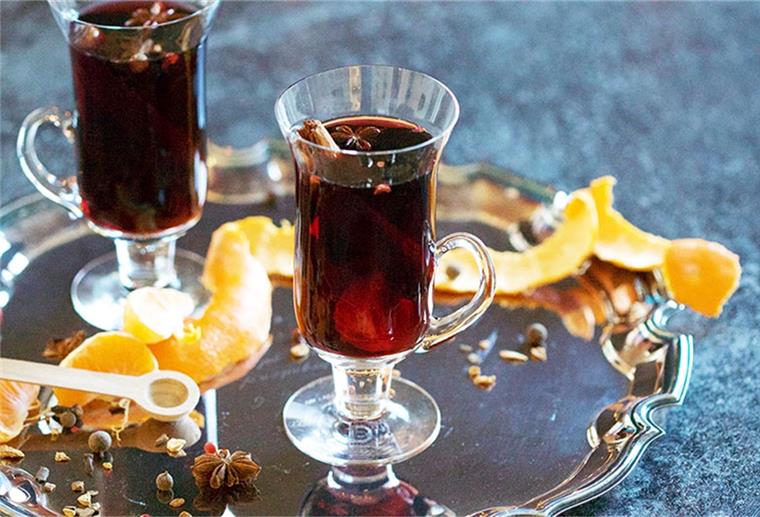 Nord24-Adventskalender: Weihnachtsmarkt zu zweit Zwei Gläser Glühwein auf einem Silbertablett.